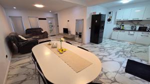 a living room with a table and a kitchen at Casa Party in Fîntînele