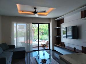 a living room with a couch and a ceiling fan at Condo arrosito village in Tangolunda