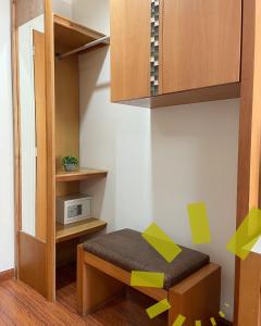 a small room with a bed and a microwave at Hotel La Estancia in Cabudare