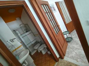 an overhead view of a bathroom with two toilets and a sink at Casa Glicine in Finale Ligure +15 photos