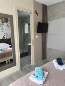 a bedroom with a mirror and a bed with towels at Chambre Circuit 24h in Spay