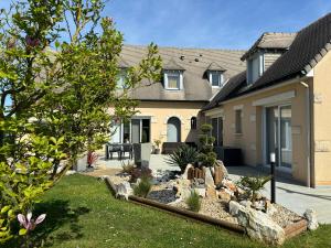 a house with a garden in the front yard at Chambre Circuit 24h in Spay