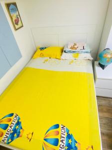 two beds in a room with a yellow mattress at Skovhus 2-room Basement Apartment in Aarhus