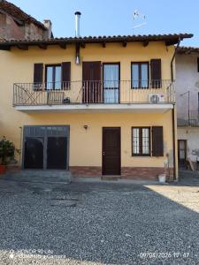 a yellow house with a balcony on top of it at Serena House in Robella