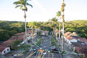 a street in a town with palm trees at Flat Guaramiranga - Apto 201 in Guaramiranga