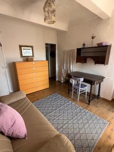 ein Wohnzimmer mit einer Couch und einem Tisch mit einem Klavier in der Unterkunft View & Wine Room in Canelli