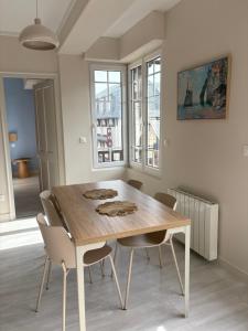a dining room with a wooden table and chairs at L'Eclat Marin échappée mer in Étretat