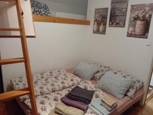a room with a couch with a bunk bed at Sklep U Petra in Velké Bílovice