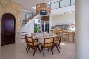 a kitchen and dining room with a table and chairs at Villa Kai Nusa Penida in Sampalan