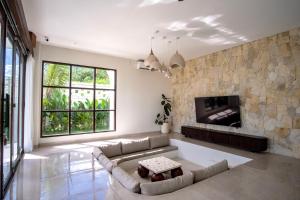 a living room with a couch and a tv at Villa Kai Nusa Penida in Sampalan