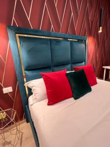 a bed with red and black pillows in a room at Stay & Fly in Naples