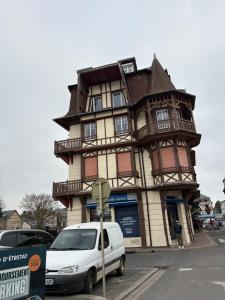a white van parked in front of a building at L'Eclat Marin échappée mer in Étretat