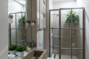 Koupelna v ubytování Embassy Row BnB + 32 fotografií