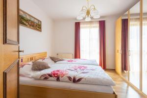 a bedroom with a large bed with at Ferienhaus Englbrecht in Krispl