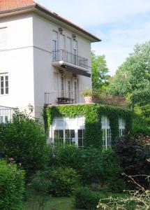 Uma casa branca com hera. em Embassy Row BnB em Zagreb