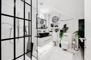 a white bathroom with a shower and a toilet at Luxury Ascot Villa Steps from Royal Ascot, 5 mins to Legoland Windsor Resort, 10 mins to Windsor Castle in Ascot +54 photos