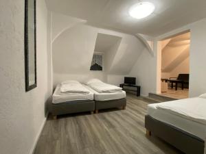 two beds in a room with a living room at Altstadt Düsseldorf 1 in Düsseldorf