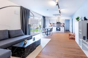 a living room with a couch and a table at Tonirooms 2 Zimmer Apartment Eisvogel in Straubing
