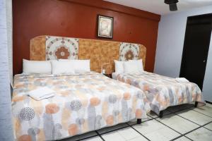 a bedroom with a bed and a bedskirts at Hotel Murallas 231, CENTRO HISTORICO in Campeche