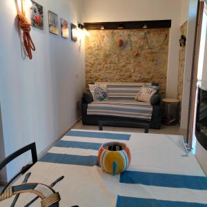 a living room with a table and a couch at Appartamento Giuse Mari in Suvereto