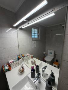 ein Badezimmer mit Waschbecken und Spiegel in der Unterkunft Kampos View in Ágios Nikólaos + 16 Fotos