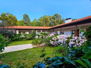 a garden of flowers in front of a building at Hotel Rural El Retiro de San Pedro by RetiroRural in Arenas de San Pedro