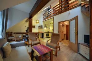 Posezení v ubytování Klimatyczne Apartamenty Sun Seasons 24 w Szklarskiej Porębie by Noclegi Renters