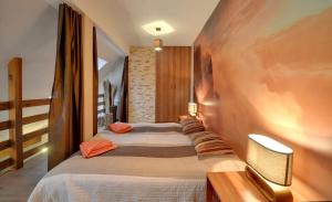 Postel nebo postele na pokoji v ubytování Klimatyczne Apartamenty Sun Seasons 24 w Szklarskiej Porębie by Noclegi Renters
