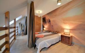 1 dormitorio con 1 cama y una gran pintura en la pared en Apartamenty Sun Seasons 24 - Rezydencja Parkowa, en Szklarska Poręba