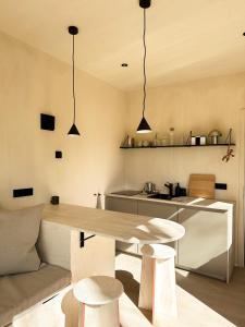 a kitchen and living room with a table and chairs at Tiny House 2 mit Garten in der Lüneburger Heide in Soltau
