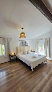 a large white bedroom with a large bed and two windows at La Margarita Lofts - Solo 2 Adultos in Mina Clavero +27 photos