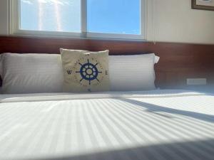 a bed with white sheets and pillows with a window at After the Court Chiaohsi in Jiaoxi +93 photos