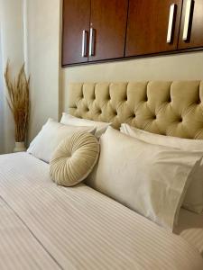 a large bed with a pillow on top of it at Dirfys House in Káto Stení