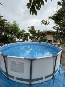 a bath tub filled with water on top of a table at Casa La Herencia in Huaral
