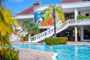a swimming pool in front of a building at Hotel Palma Real in Sambo Creek +30 photos