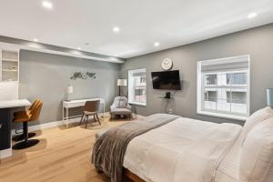 a bedroom with a bed and a desk and a computer at 24 Stay - Philadelphia Rittenhouse in Philadelphia