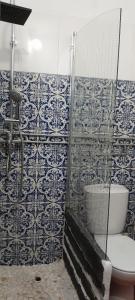 a bathroom with a blue and white tiled wall at Quinta Da Lagoa GuestHouse in Vila Real