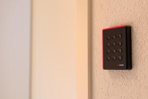 a close up of a remote control on a wall at Buttermarkt House ``Rooms at the Ring`` in Adenau