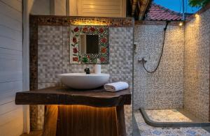 a bathroom with a sink and a shower at The Dafish Ceningan in Nusa Lembongan +22 photos
