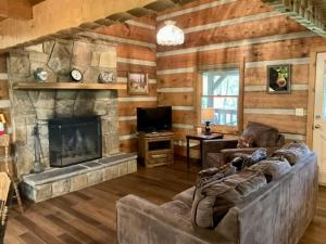 a living room with a couch and a fireplace at Mountain Hideaway in Sevierville