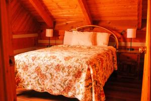 a bedroom with a bed in a cabin at Mountain Hideaway in Sevierville