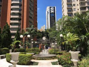 una fuente en medio de una ciudad con edificios altos en Apartamento confortável - Jd Paulista, en São Paulo