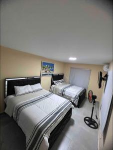 a room with two beds in a room at Villa Barias in Baní