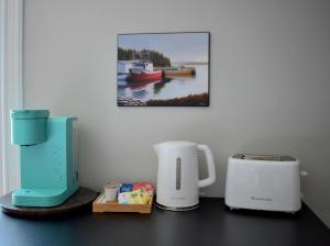 two appliances sitting on a counter with a picture on the wall at Parkers Blue Water Inn in Pilleyʼs Island