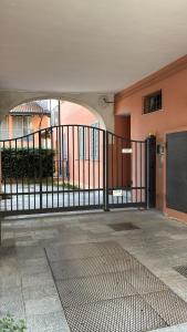 a black gate in front of a building at La Corte Guesthouse appartamento indipendente con giardino privato in Cornate dʼAdda
