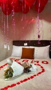 a bed with a bunch of red hearts and balloons at Pousada Pé da Serra - Rio do Rastro in Lauro Müller +41 photos