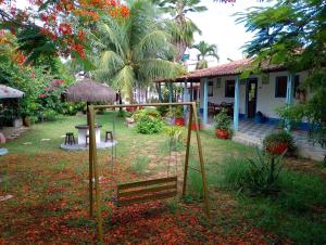 a swing in a yard in front of a house at residencial portuguesa in Parnamirim