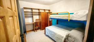 a small room with two bunk beds in it at Casa Andy a 5 min del aeropuerto de Veracruz in Veracruz