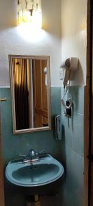 a bathroom with a sink and a mirror at Casa Andy a 5 min del aeropuerto de Veracruz in Veracruz