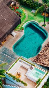 an overhead view of a swimming pool in a resort at Villa Fulô in Caraíva
